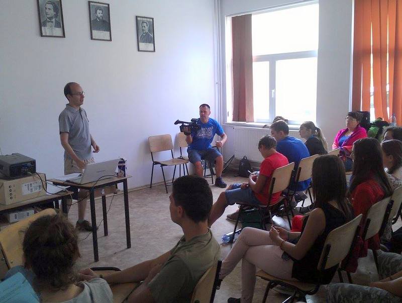 Előadás a szervezetek vezetéséről a magyarörmény fiatalok táborában