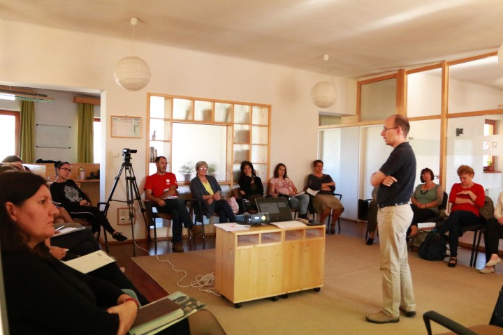 Kerekasztal beszélgetés a hátrányos helyzetű fiatalok problémáiról